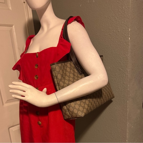 GUCCI GG Supreme Monogram Medium Zippered Shopping Tote Dark Brown. - Picture 15 of 16